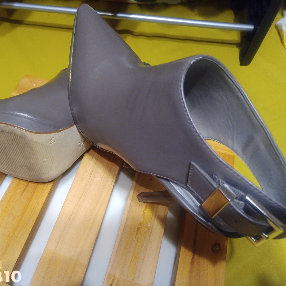 Gray Heel - Picture 2 of 4